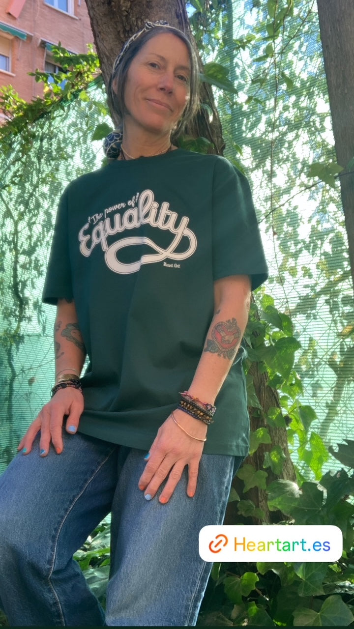 Camiseta de algodón orgánico verde botella, modelo Equality