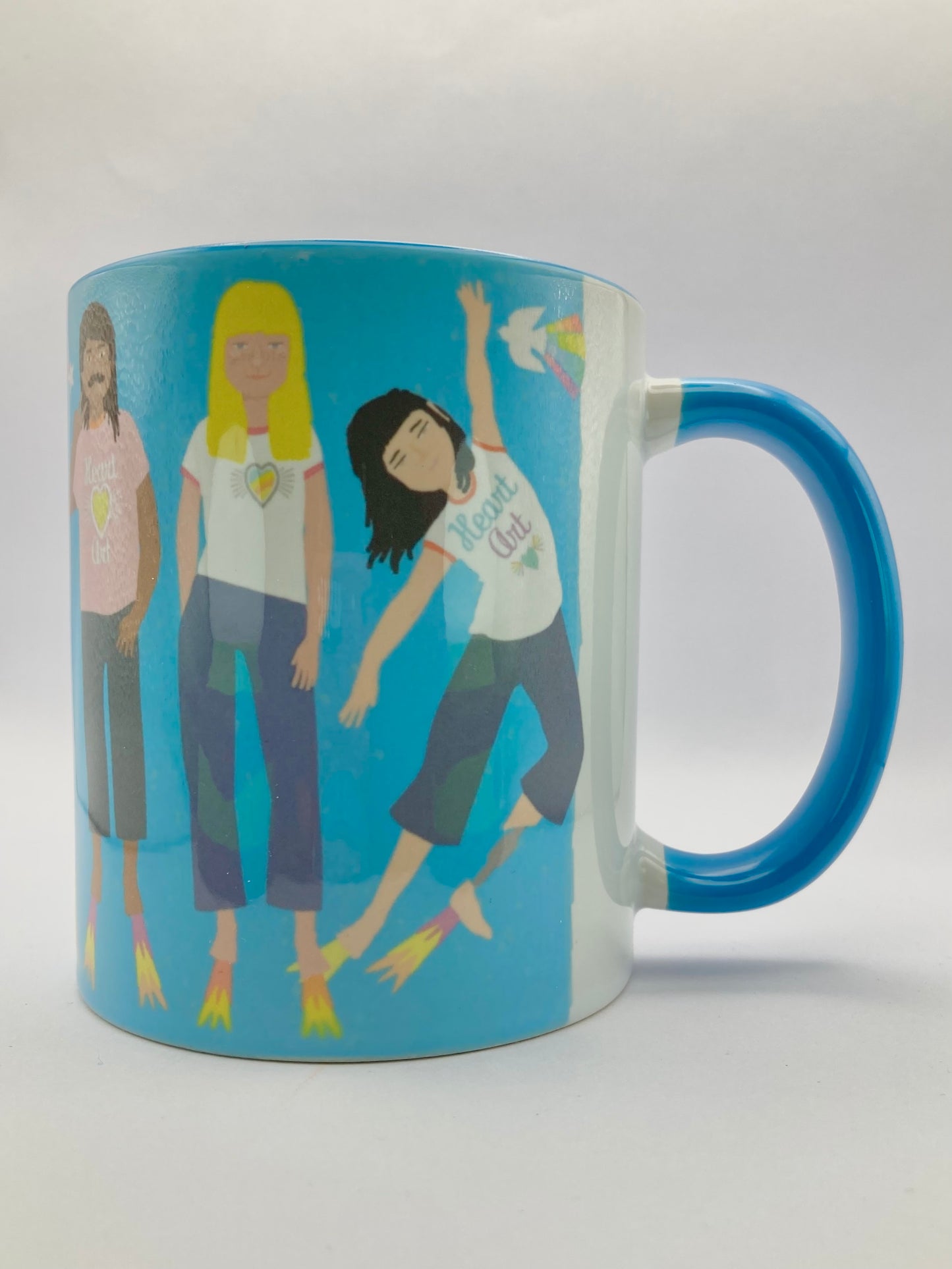 Taza de desayuno blanca modelo gente volando.