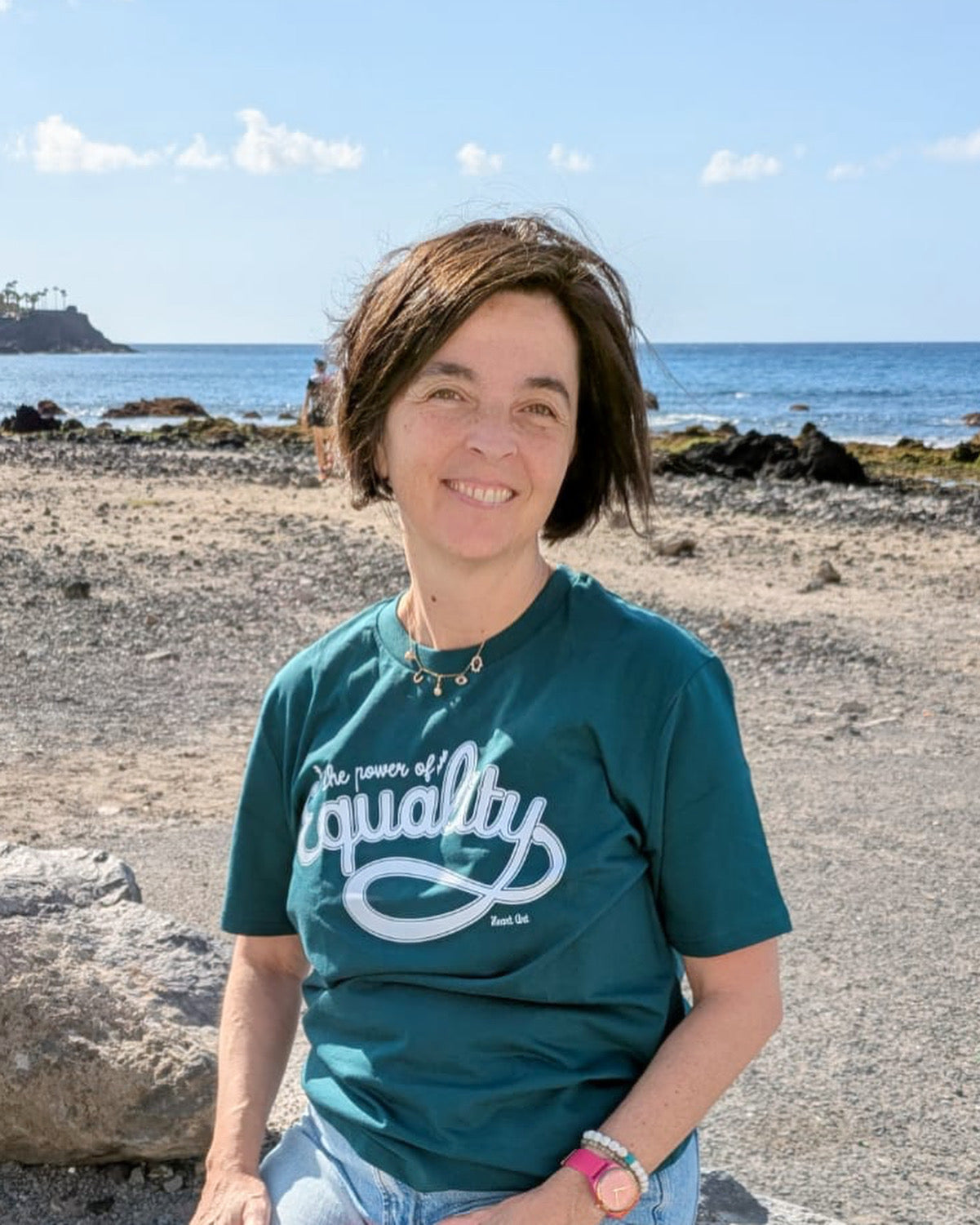 Camiseta de algodón orgánico verde botella, modelo Equality