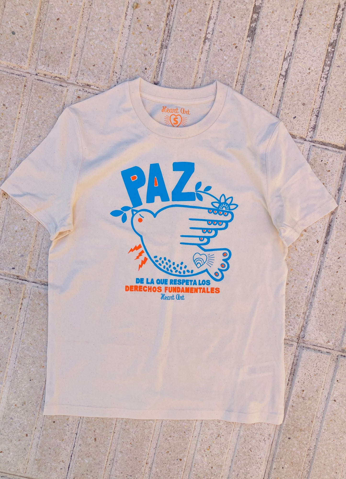 Camiseta de algodón orgánico en color natural raw, modelo Paz