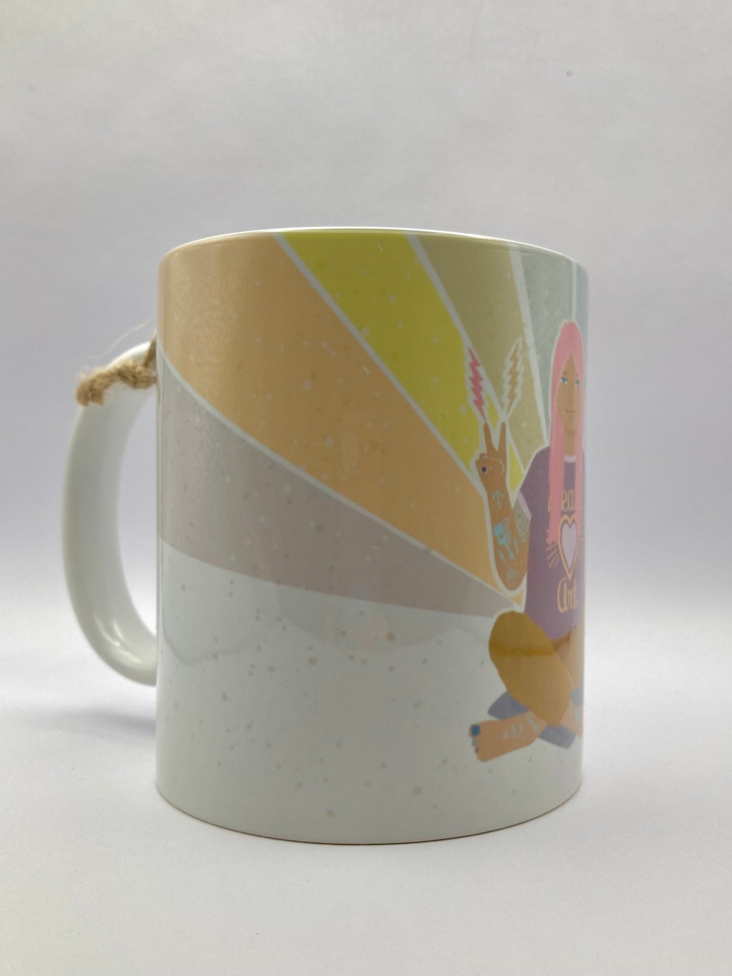 Taza de desayuno blanca modelo Chica Heart Art.