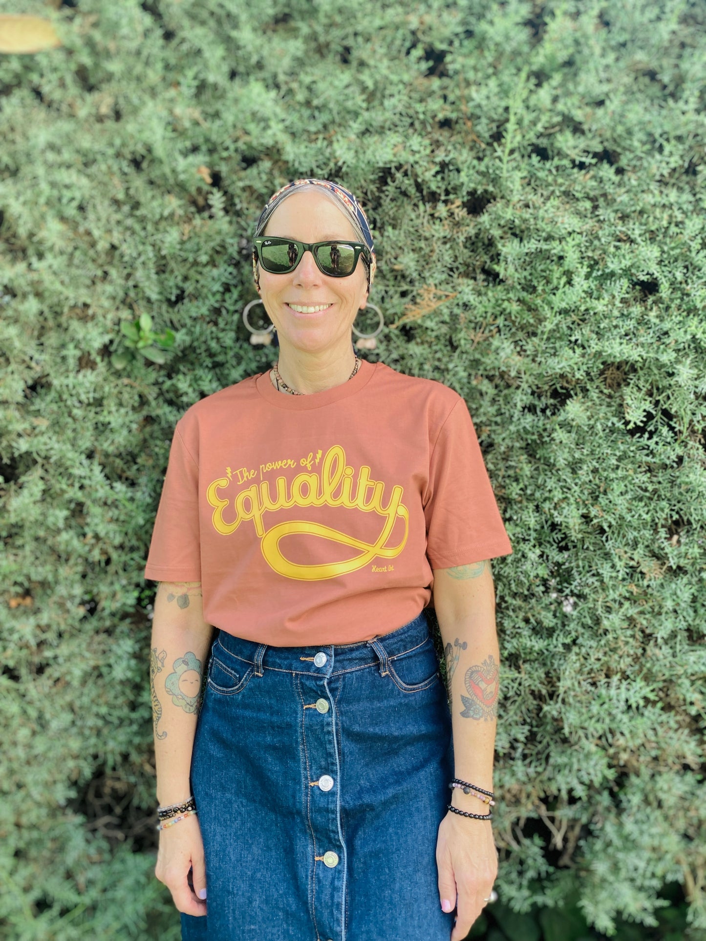 Camiseta de algodón orgánico arcilla suave, modelo Equality