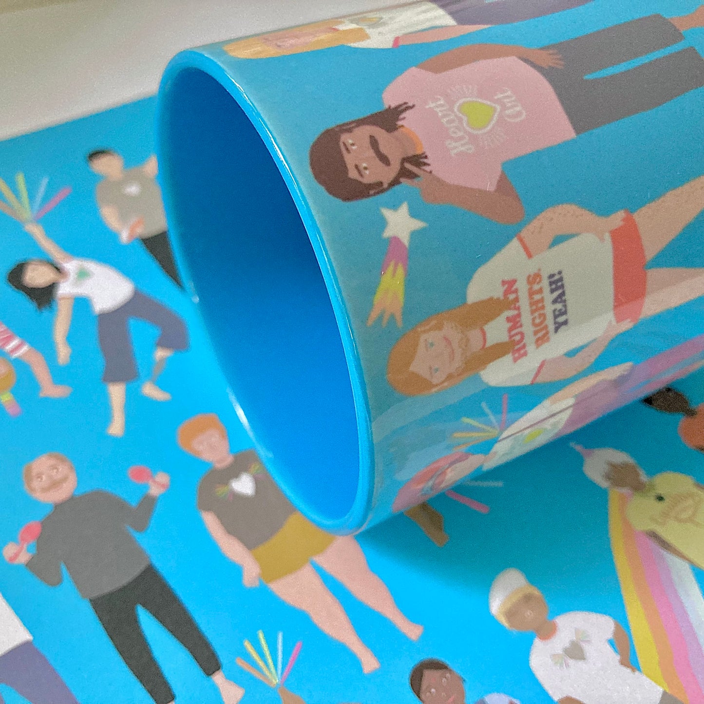 Taza de desayuno blanca modelo gente volando.