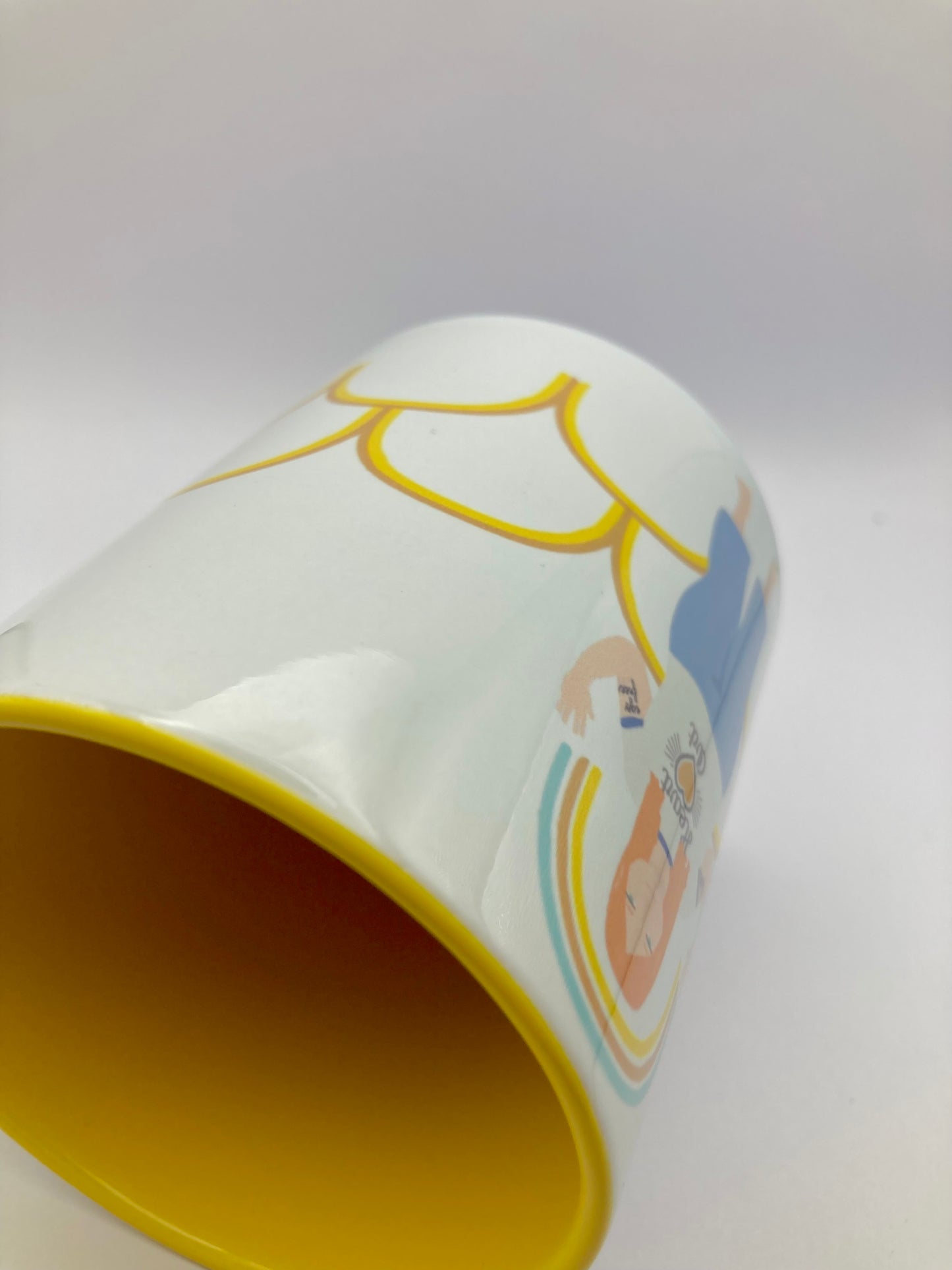 Taza de desayuno amarilla, modelo Chica arcoiris.