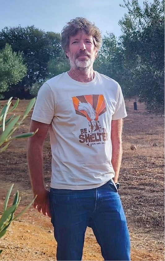 Camiseta de algodón orgánico en color natural raw, modelo Shelter.