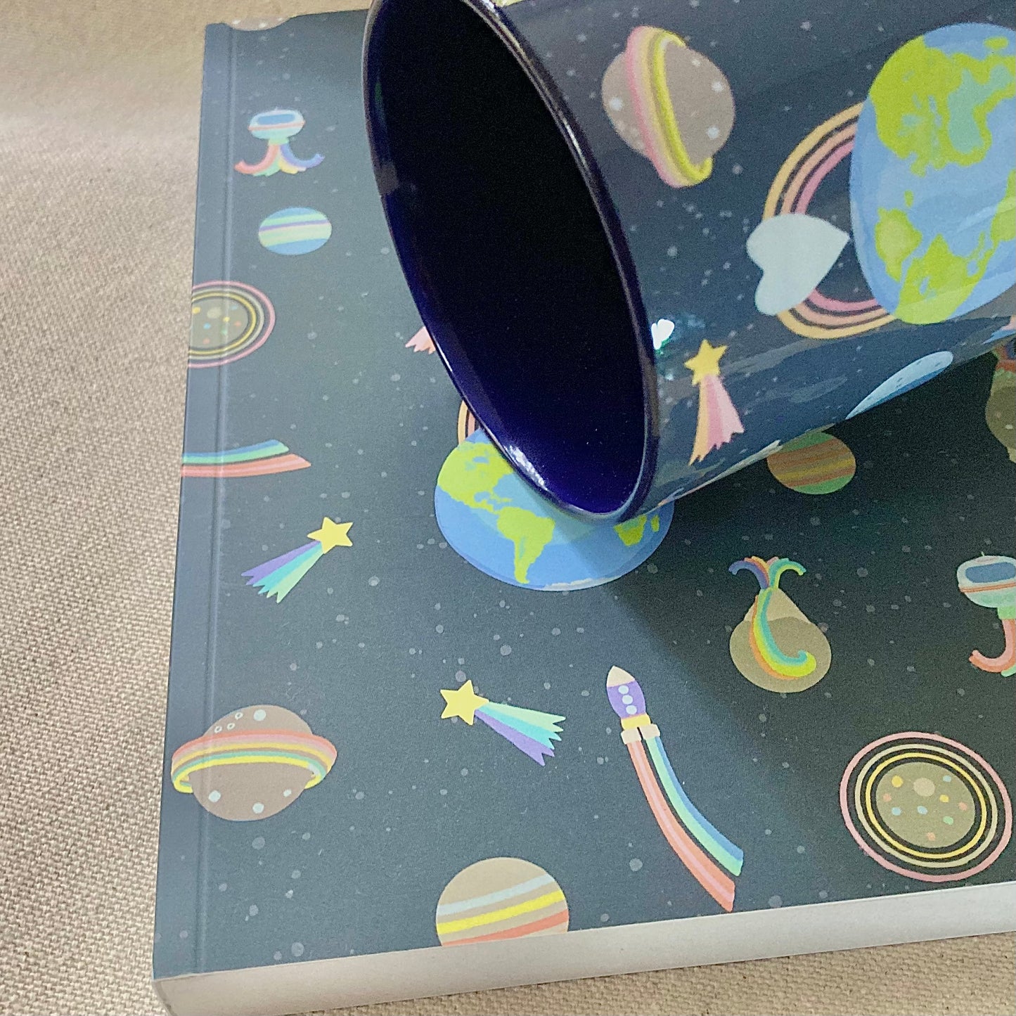 Taza de desayuno blanca modelo Universo.