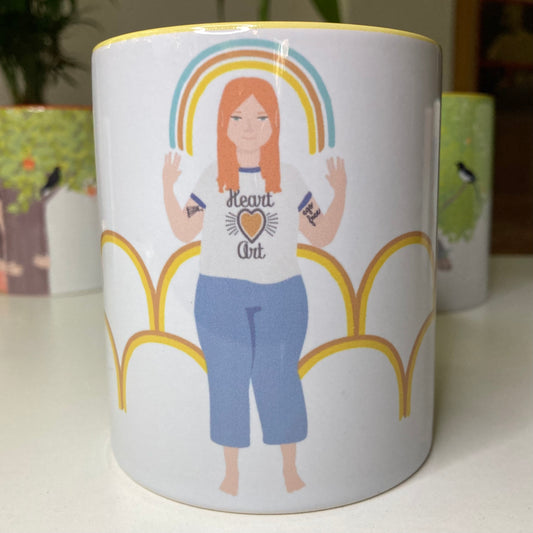 Taza de desayuno amarilla, modelo Chica arcoiris.