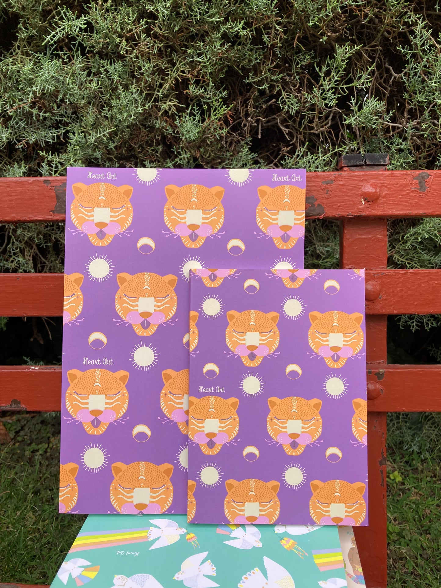 cuaderno de papel reciclado modelo Tigres morado. tamaño A4 (folio).