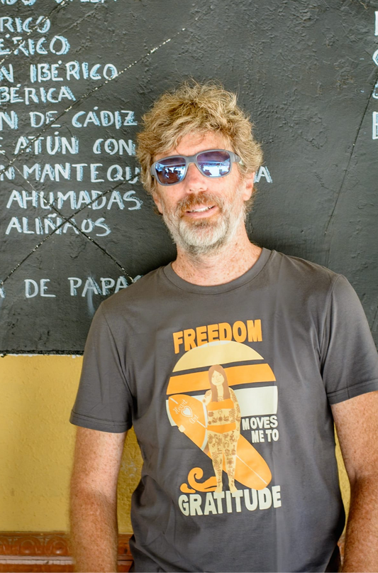 Camiseta de algodón orgánico en color antracita, modelo Freedom gratitude