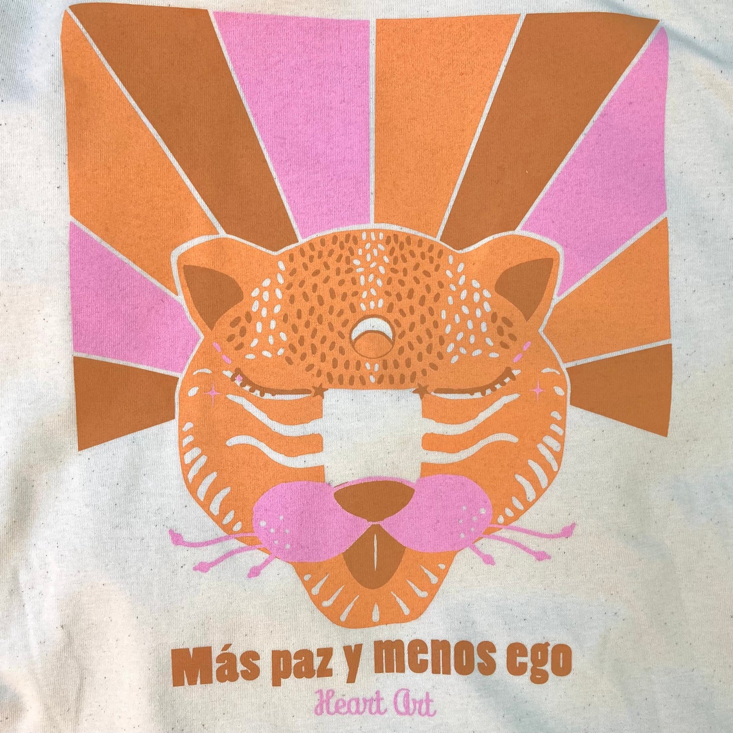 Camiseta de algodón orgánico en color natural raw, modelo Alebrije rayos