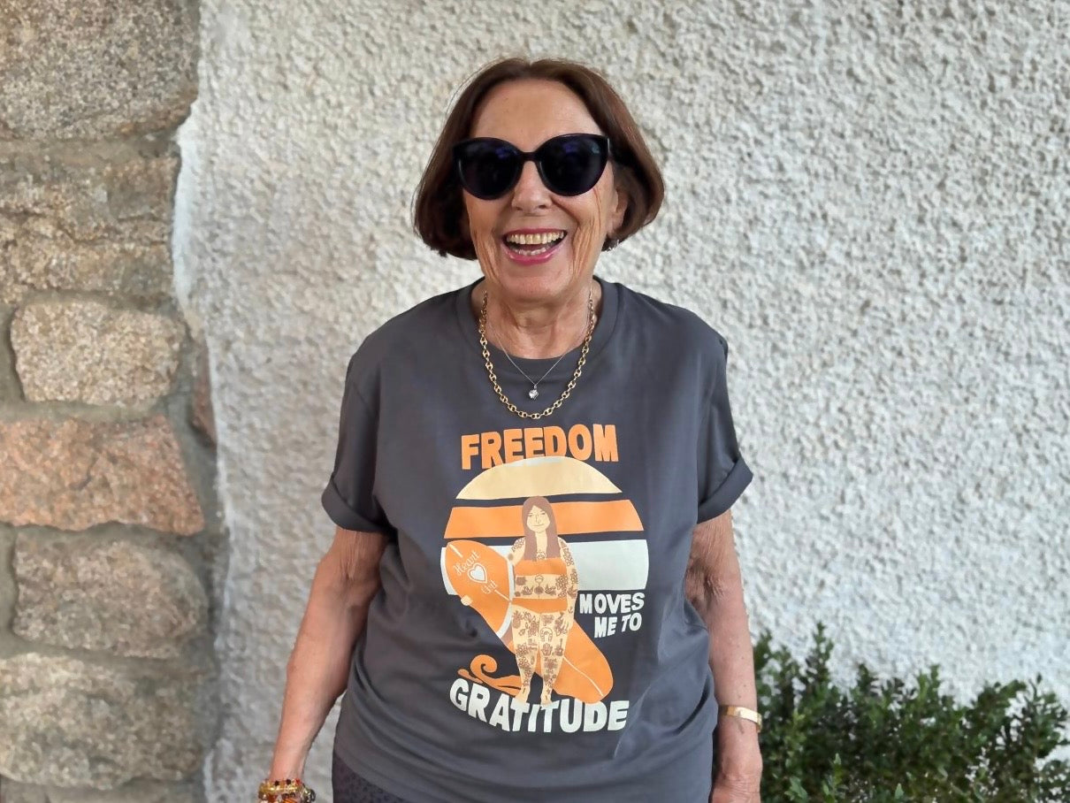 Camiseta de algodón orgánico en color antracita, modelo Freedom gratitude