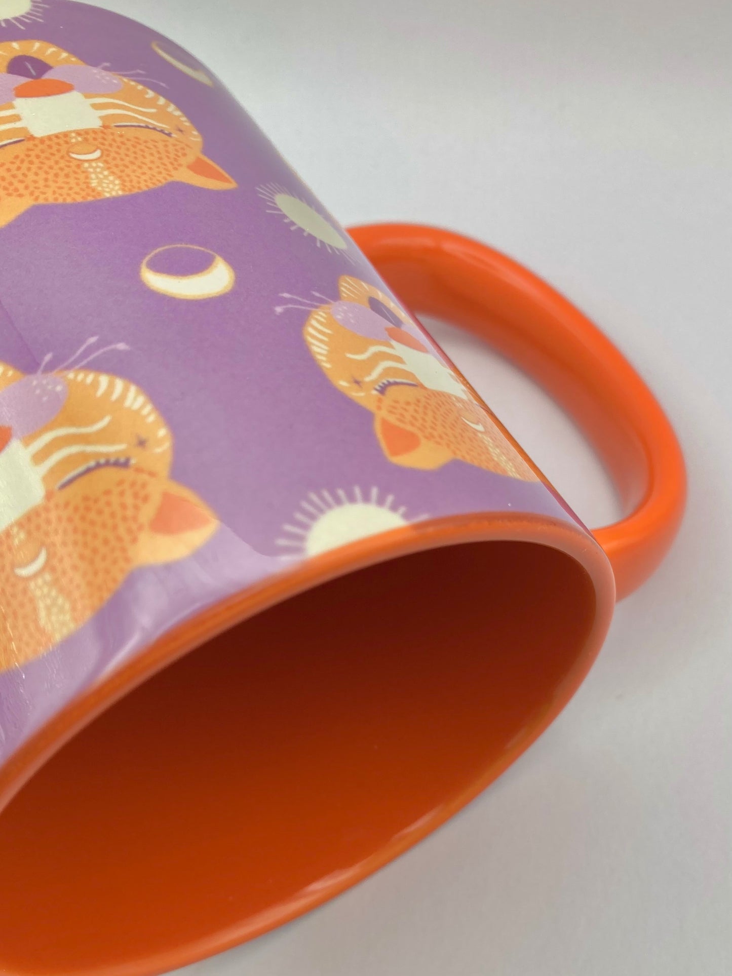 Taza de desayuno naranja modelo Alebrijes.