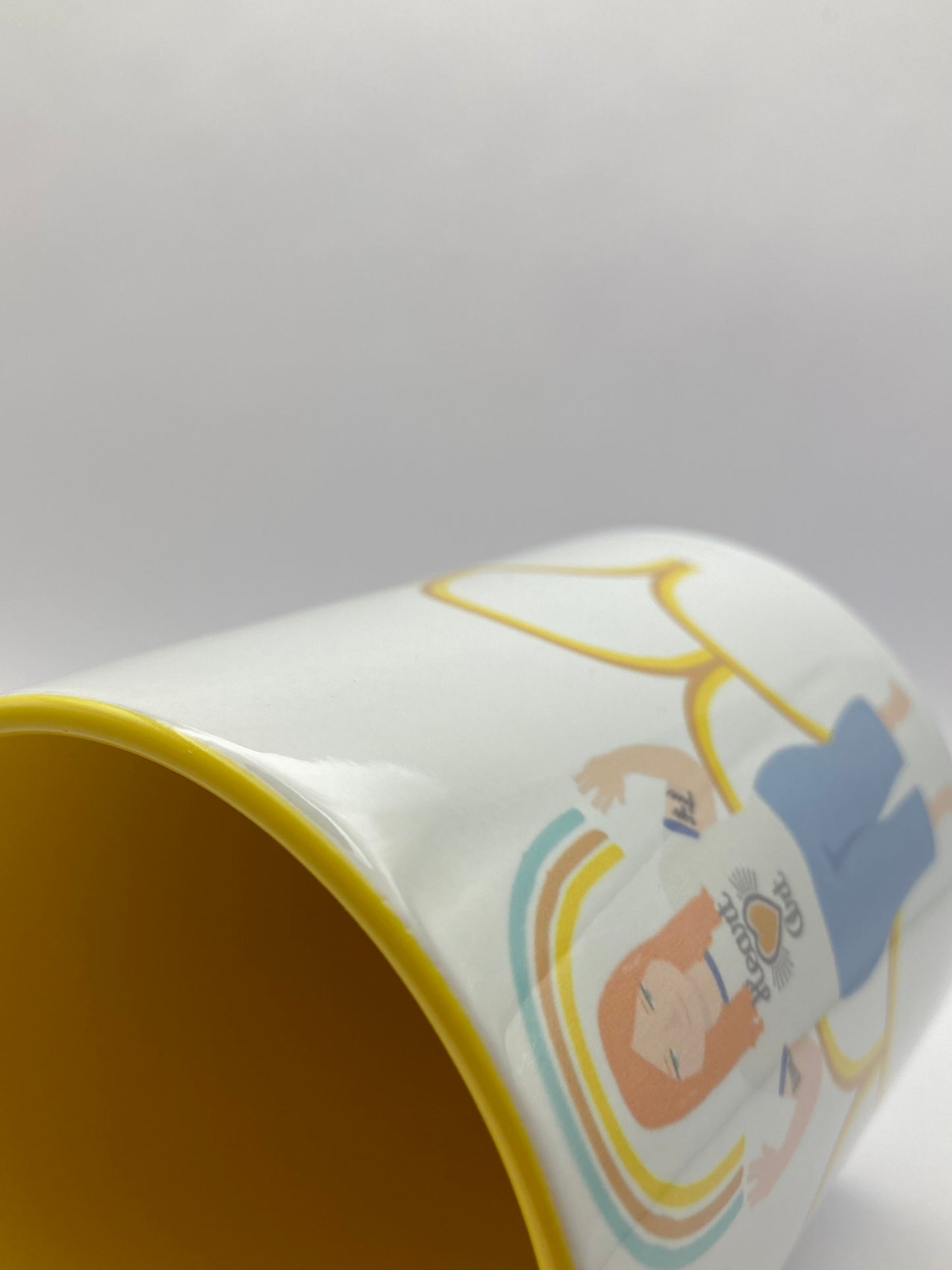 Taza de desayuno amarilla, modelo Chica arcoiris.