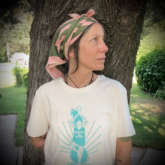 Camiseta de algodón orgánico en color natural raw, modelo Yoguini.