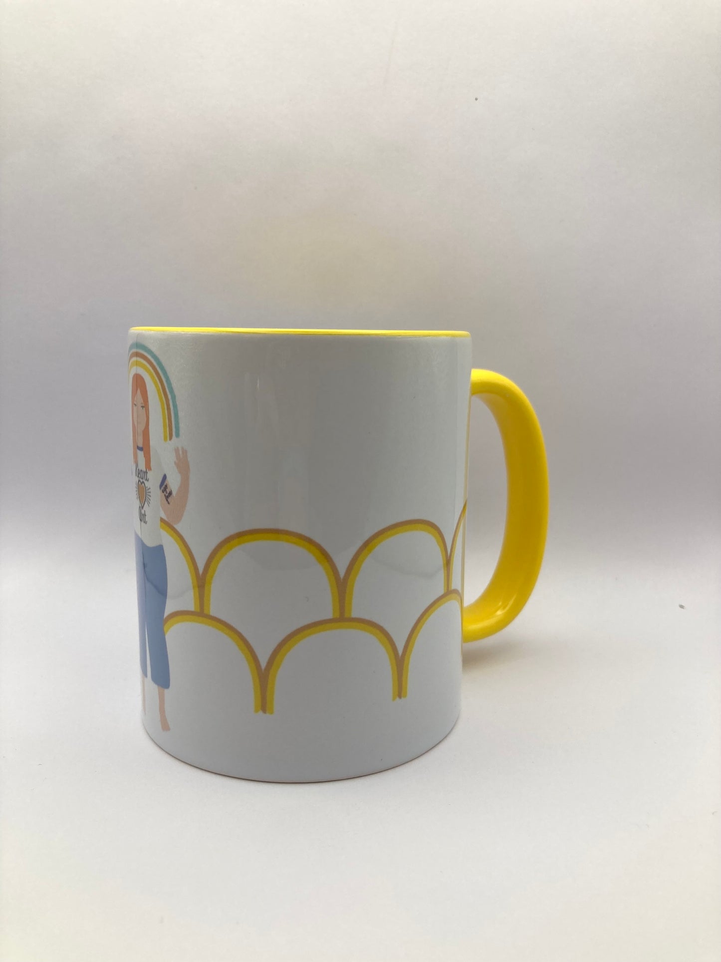 Taza de desayuno amarilla, modelo Chica arcoiris.