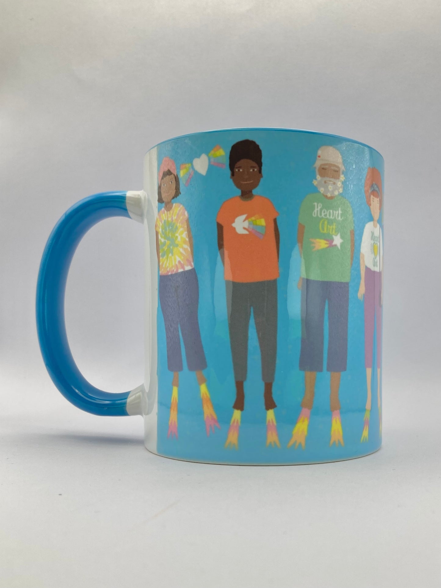 Taza de desayuno blanca modelo gente volando.