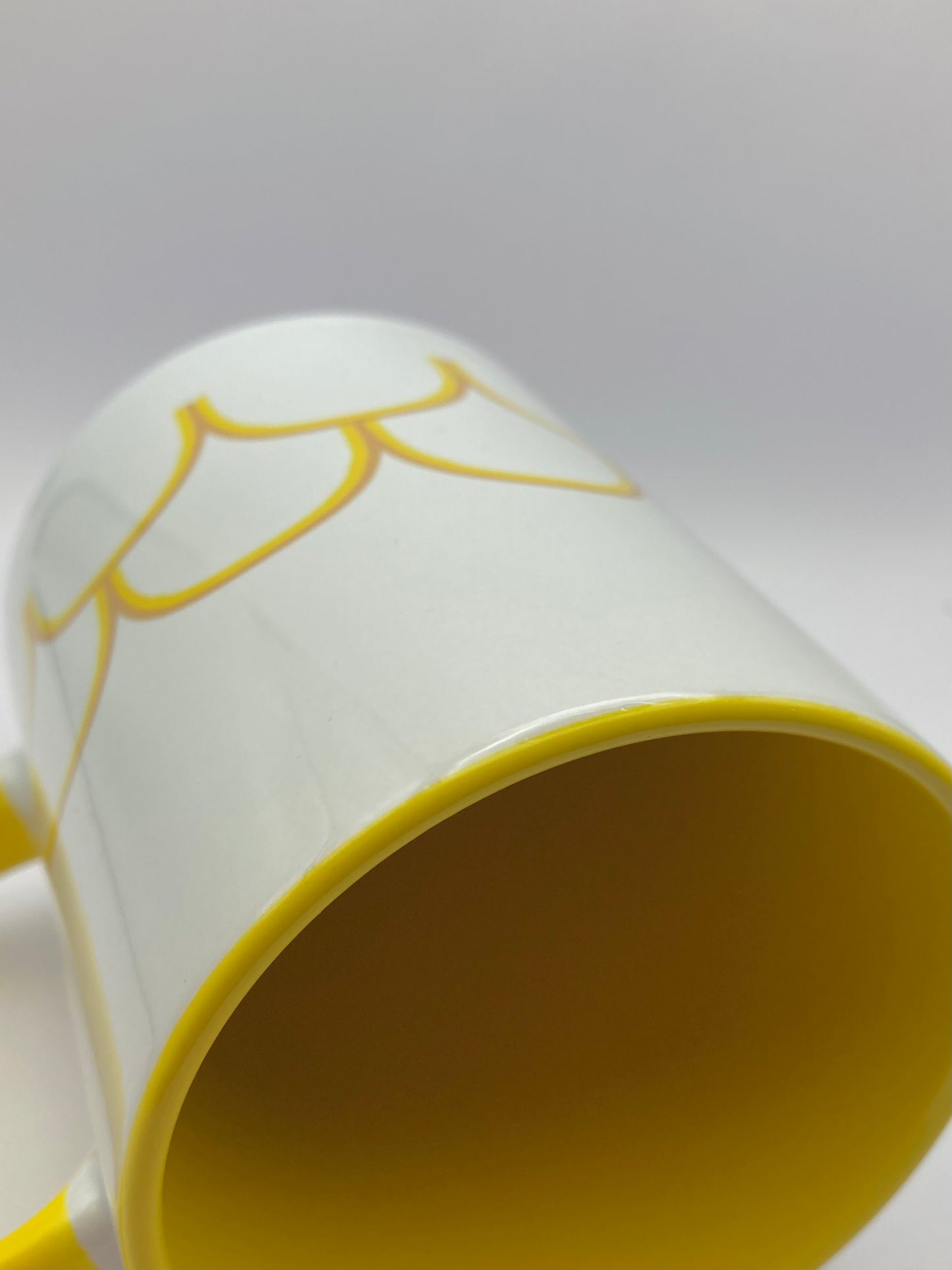 Taza de desayuno amarilla, modelo Chica arcoiris.