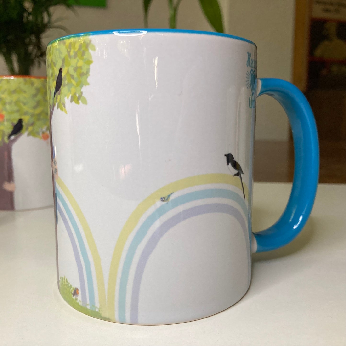 Taza de desayuno azul, modelo de la colección: Abraza un árbol.