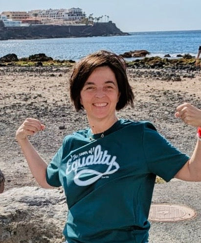 Camiseta de algodón orgánico verde botella, modelo Equality