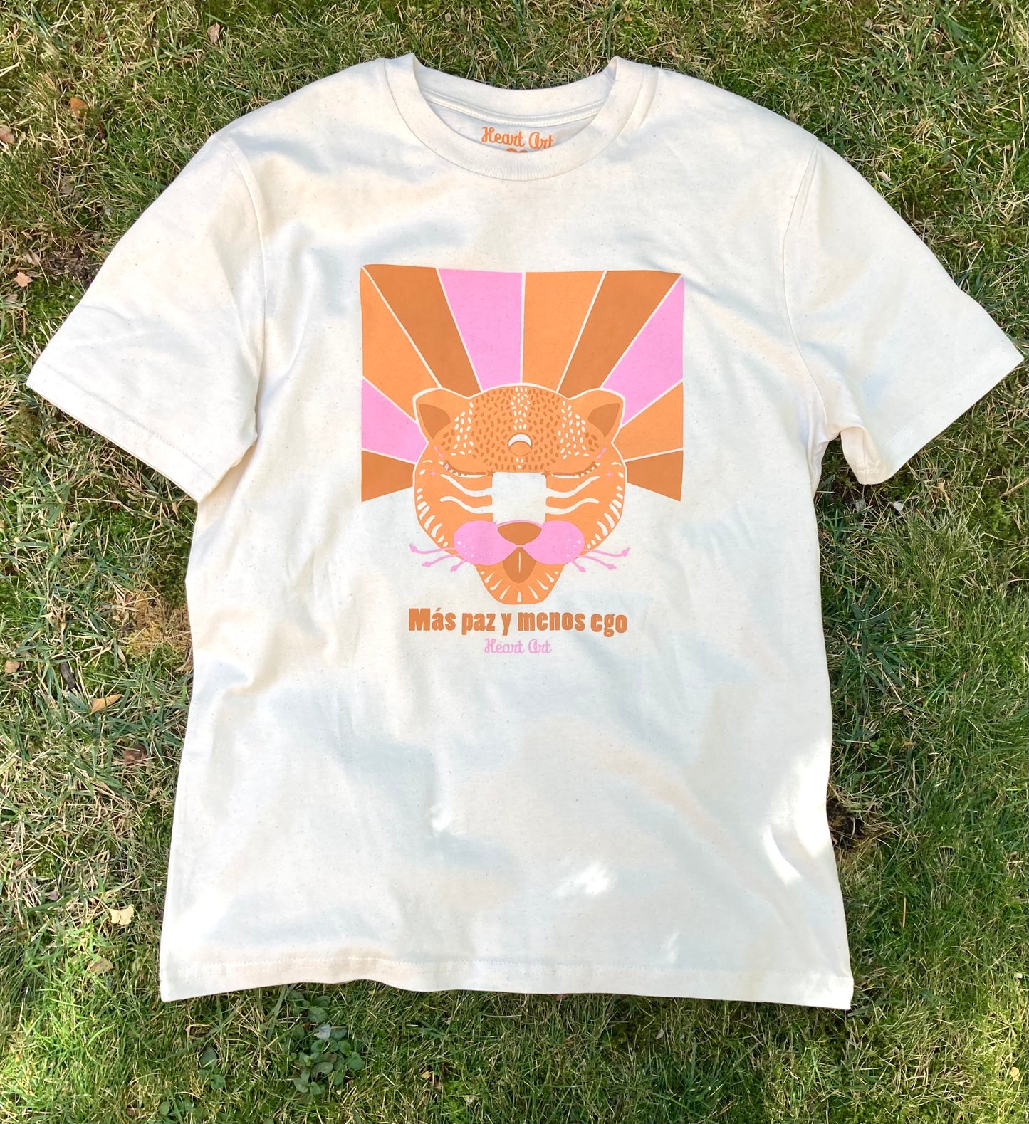 Camiseta de algodón orgánico en color natural raw, modelo Alebrije rayos