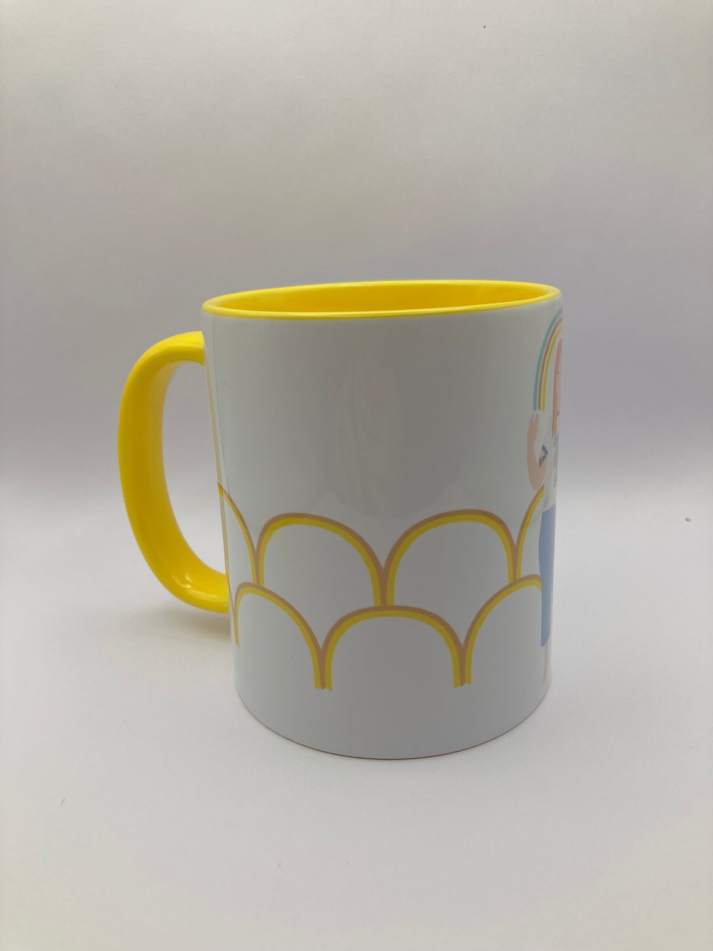 Taza de desayuno amarilla, modelo Chica arcoiris.
