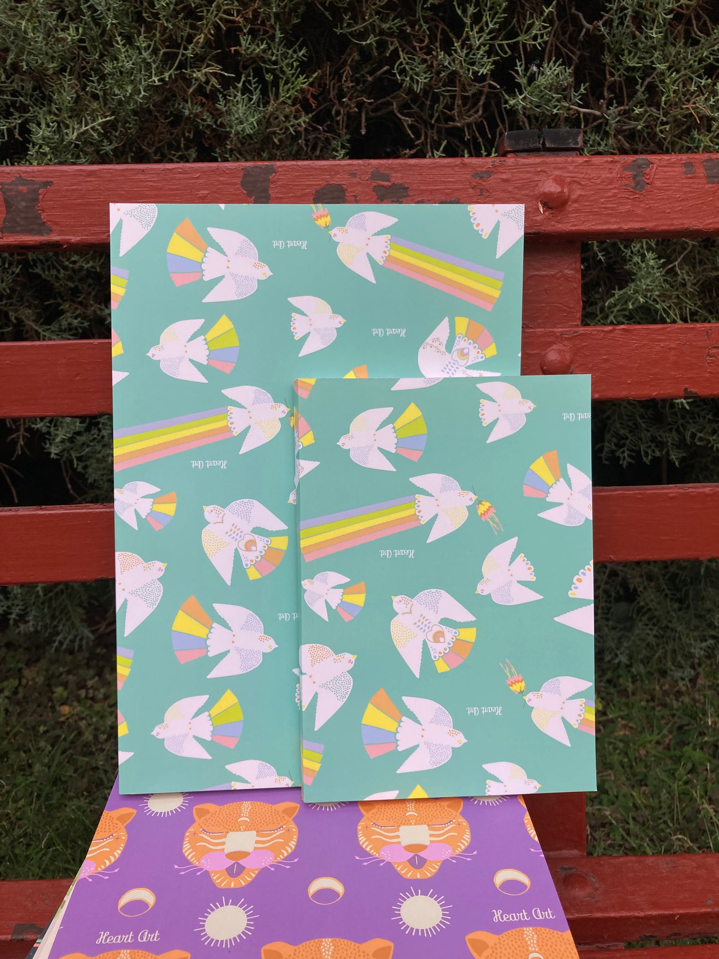 cuaderno de papel reciclado modelo Palomas de la paz. tamaño A4 (folio).