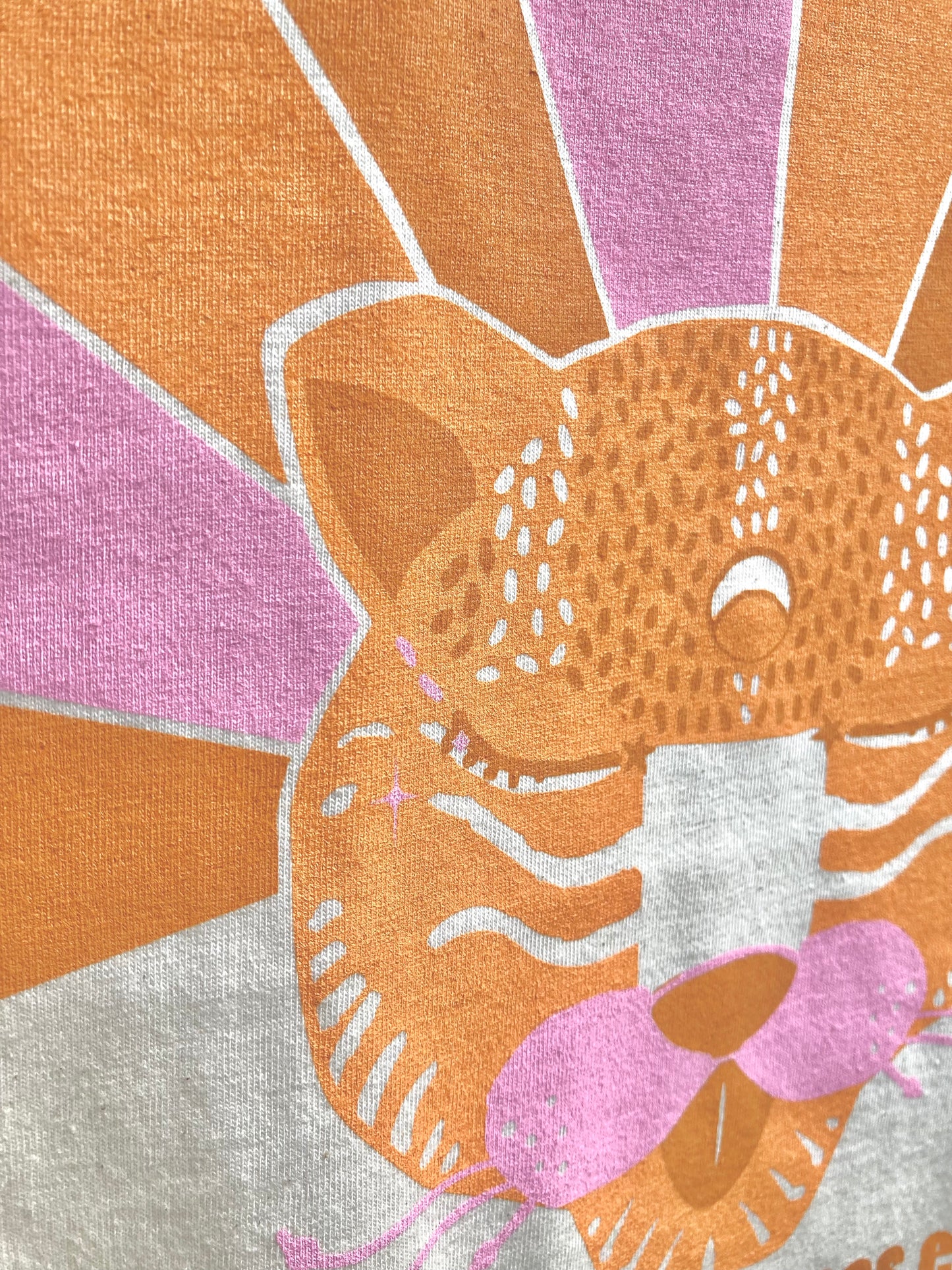 Camiseta de algodón orgánico en color natural raw, modelo Alebrije rayos