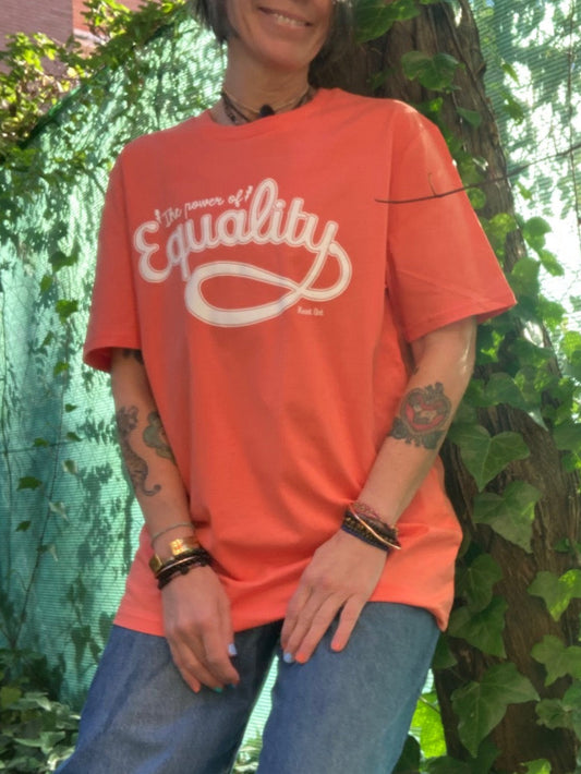 Camiseta de algodón orgánico naranja suave, modelo Equality