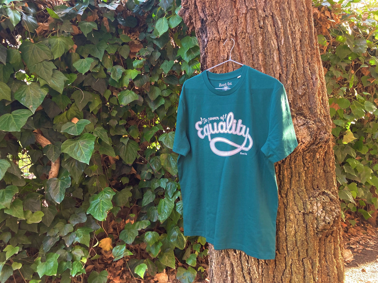 Camiseta de algodón orgánico verde botella, modelo Equality