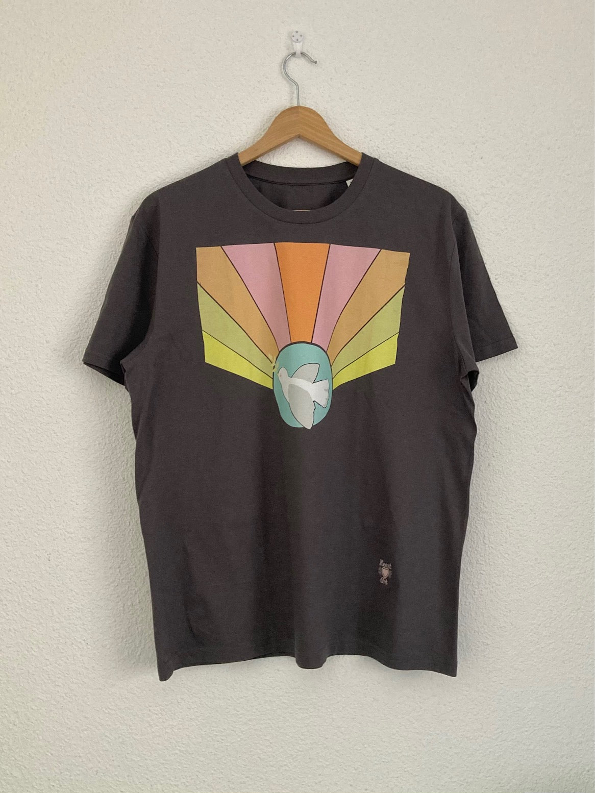 Camiseta de algodón orgánico en color antracita, modelo Paz