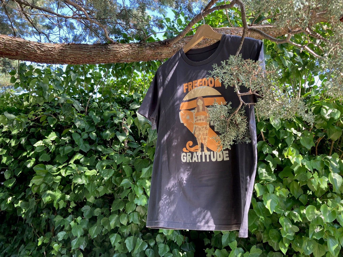 Camiseta de algodón orgánico en color antracita, modelo Freedom gratitude