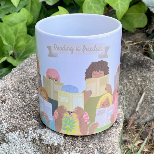 Taza de desayuno modelo Reading is freedom.